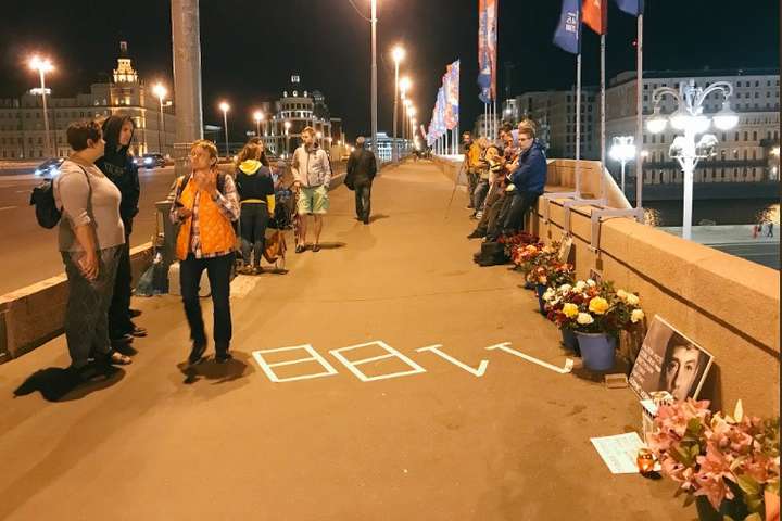У Москві на місці вбивства Нємцова вшанували пам’ять журналіста Бабченка