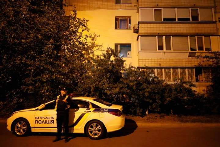 Поліція перевіряє автомобілі біля будинку, де вбили Бабченка