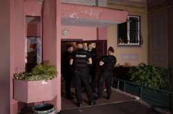  Поліція біля під'їзду вбитого журналіста 