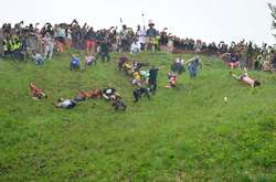 Щорічні сирні перегони. Яскраві та неймовірні смішні фото з Великобританії