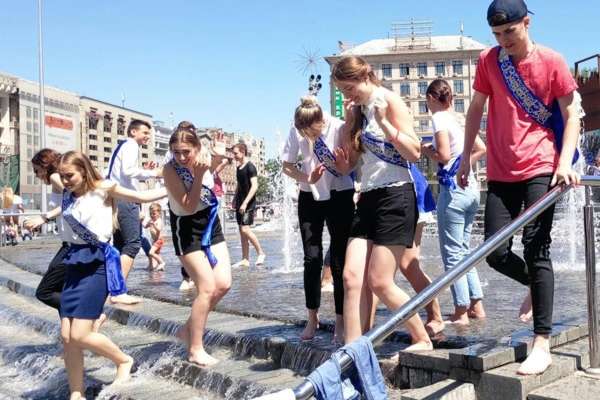 Столичні випускники штурмують фонтани на Майдані (фото, відео)