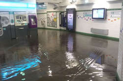 В Париже из-за ливня затопило улицы и станции метро