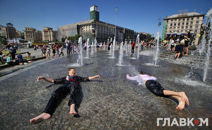 Спекотний випуск - 2018: столичні школярі святкують у фонтані на Майдані (фоторепортаж)