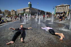 Спекотний випуск - 2018: столичні школярі святкують у фонтані на Майдані (фоторепортаж)