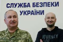  Глава Служби безпеки України Василь Грицак та журналіст Аркадій Бабченко під час брифінгу СБУ. Київ, 30 травня 2018 року 