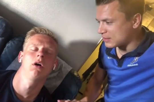 «А що трапилося?! Втомився трохи?»: Коноплянка потролив Зінченка, який заснув у літаку (відео)