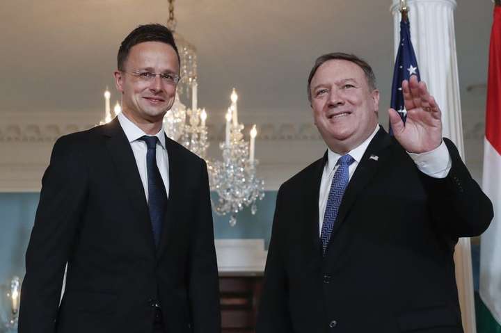 Помпео заявив Сійярто про необхідність підтримати взаємодію між Україною і НАТО 
