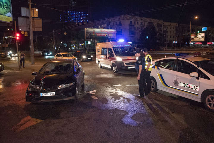 У Києві водій Honda спровокував ДТП з постраждалими, кинув авто і втік (відео)