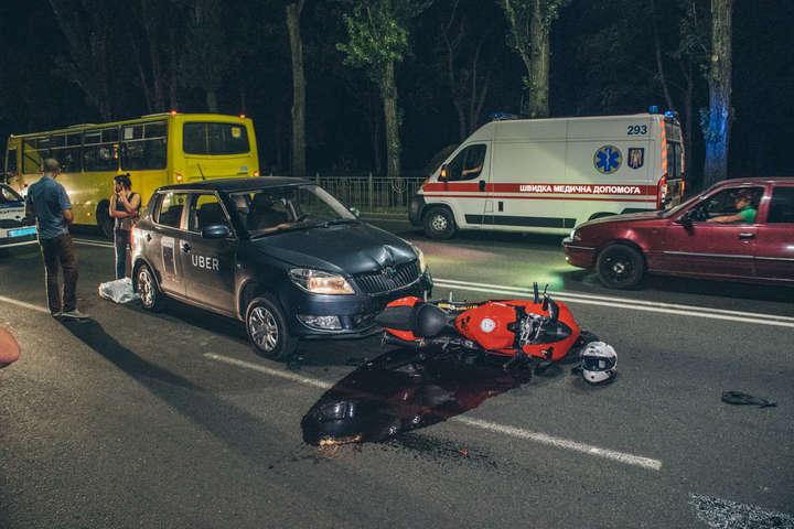 На Русанівці таксі Uber збило мотоцикліста