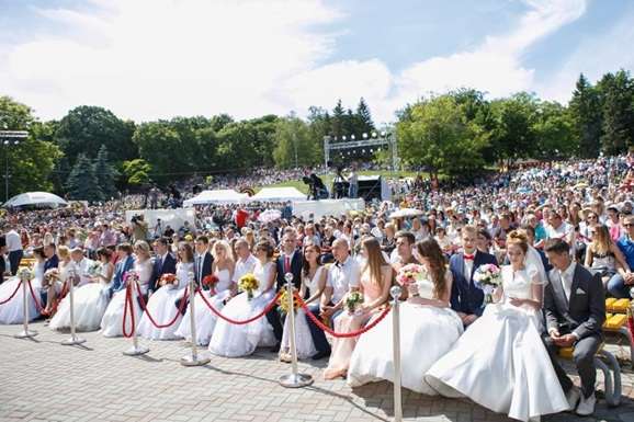 Українські «зірки» і 300 пар молодят: на Співочому полі відбудеться «Велике весілля»