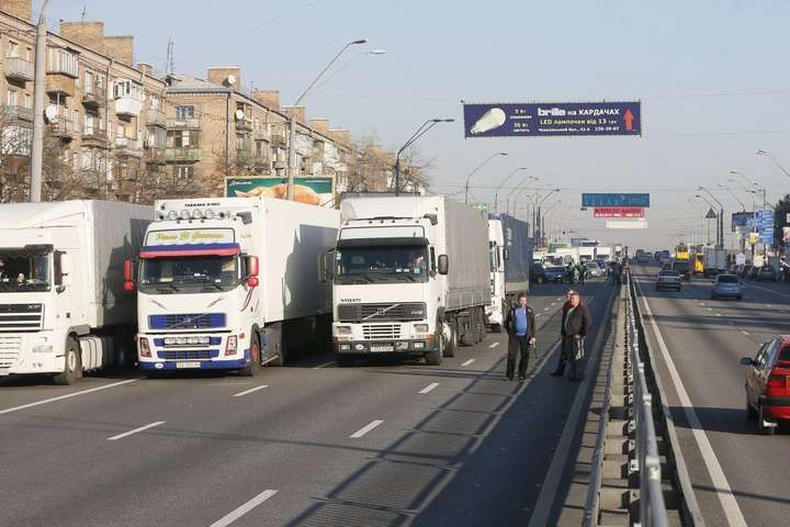 У Києві обмежено рух для вантажівок