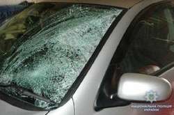 Каміння потрапило у лобове скло автомобіля