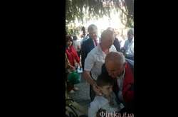 Порошенко кинувся рятувати школяра, який зомлів під час його промови 