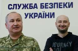  Глава Служби безпеки України Василь Грицак та журналіст Аркадій Бабченко під час брифінгу СБУ. Київ, 30 травня 2018 року 