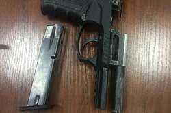 Заступник директора столичної гімназії підозрюється у зберіганні боєприпасів і психотропів