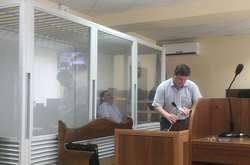  Борис Герман у скляному боксі у залі суду, 31 травня 
