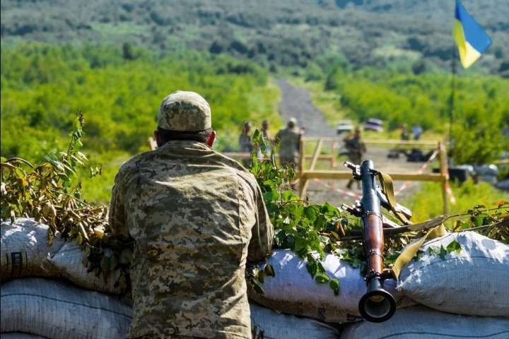 Доба на Донбасі: 26 обстрілів, трьох бійців операції Об'єднаних сил поранено