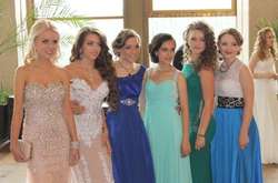 Юні киянки готуються до випускних вечорів: ціни на вбрання «кусаються» (відео)