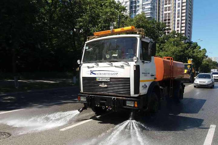 Через спеку дороги у Києві почали поливати водою