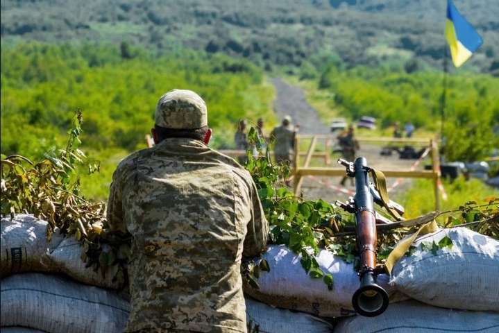 Сутки на Донбассе: 26 обстрелов, три бойца операции Объединенных сил ранены