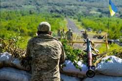 Сутки на Донбассе: 26 обстрелов, три бойца операции Объединенных сил ранены