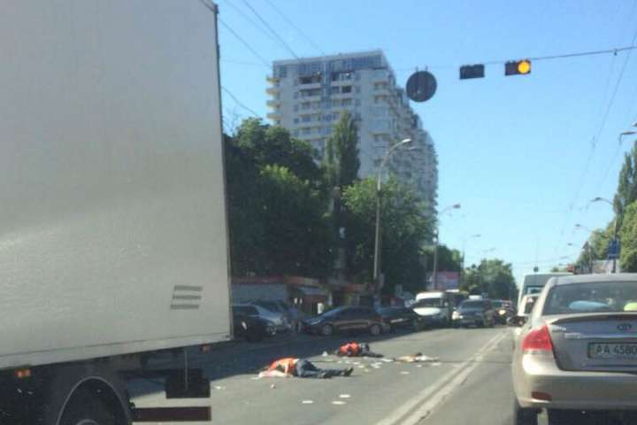 Жахлива ДТП у Києві: вантажівка збила одразу двох пішоходів