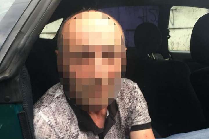 У Києві злодії обікрали авто, коли власниця ставила його на сигналізацію 