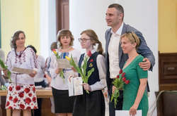 Кличко вручив талановитим дітям іменні стипендії мера
