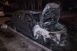 Машина вигоріла повністю