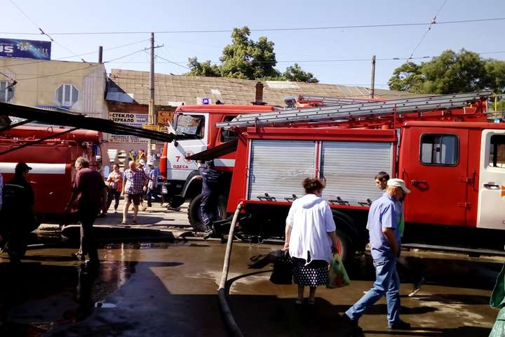 Рятувальники гасили пожежу на ринку «Привоз»