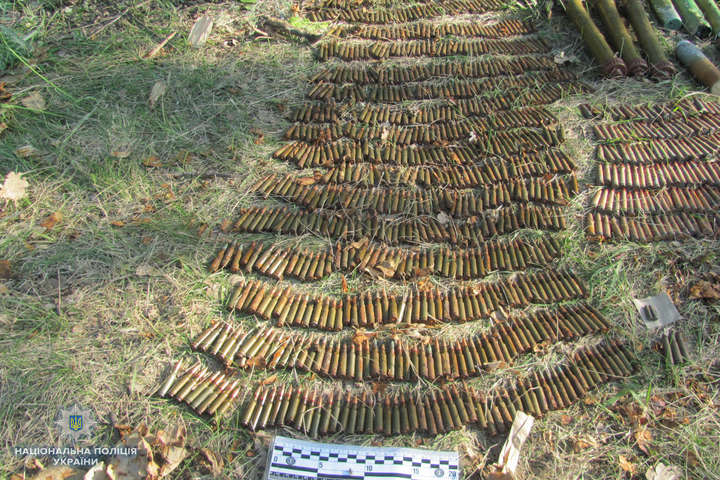 Поліція виявила на Луганщині схрон з тисячами патронів та артснарядами 
