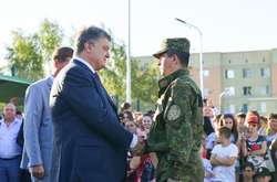 Порошенко вручив сертифікати на земельні ділянки 14 бійцям АТО