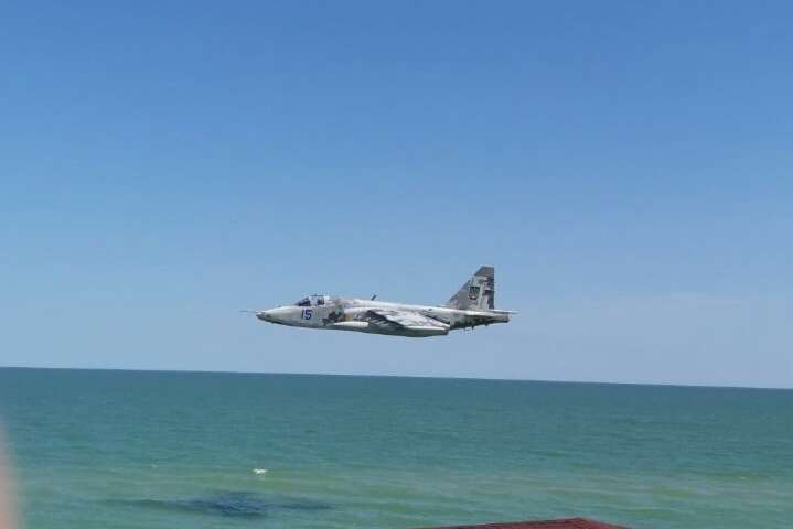 Над пляжем у Кирилівці вражаюче низько пролетіли військові літаки: відео