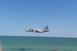 Над пляжем у Кирилівці вражаюче низько пролетіли військові літаки: відео