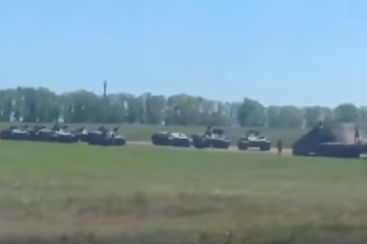 Біля українського кордону помітили колону російської військової техніки: відео
