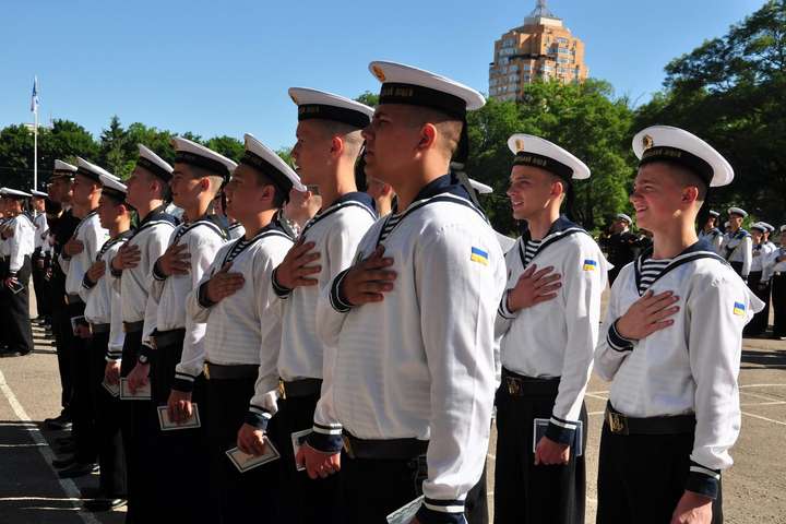 Останній дзвоник пролунав у Військово-морському ліцеї: фоторепортаж з Одеси