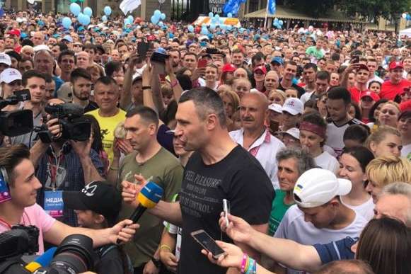 Віталій Кличко дав старт і сам узяв участь у благодійному «Пробігу під каштанами»