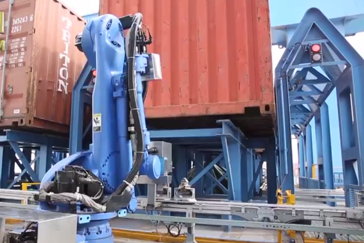 Роботи замість людей: ультрасучасний контейнерний термінал у Китаї показали на відео