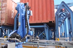 Роботи замість людей: ультрасучасний контейнерний термінал у Китаї показали на відео