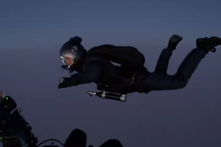 Том Круз став першим актором, що заради фільму стрибнув з висоти 10 кілометрів: відео