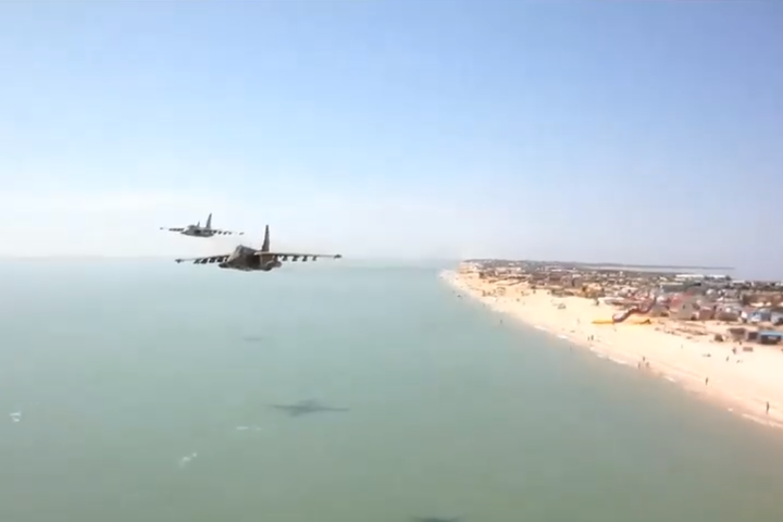 З’явилося нове відео польотів військової авіації на наднизькій висоті над Азовським морем