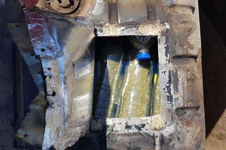 На Донбасі затримали чоловіка, який віз 18 пляшок із марихуаною