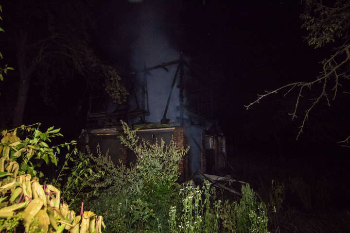 Вночі на Русанівських садах майже дотла згорів будинок