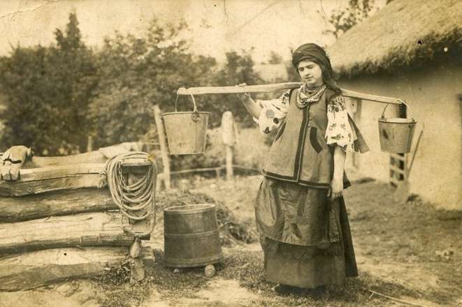 Как одевались украинские женщины 100 лет назад. Фотогалерея