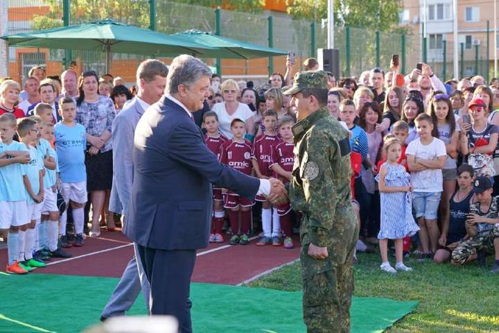 Президент вручив сертифікати на земельні ділянки учасникам АТО з Одеської області