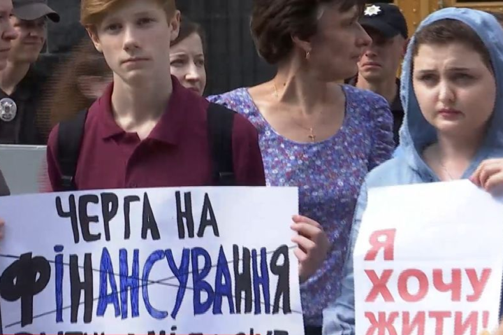 «Це рак. Вони всі помруть». Чи треба лікувати українців за кордоном?
