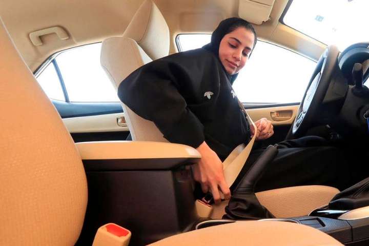 У Саудівській Аравії жінкам уперше видали водійські посвідчення