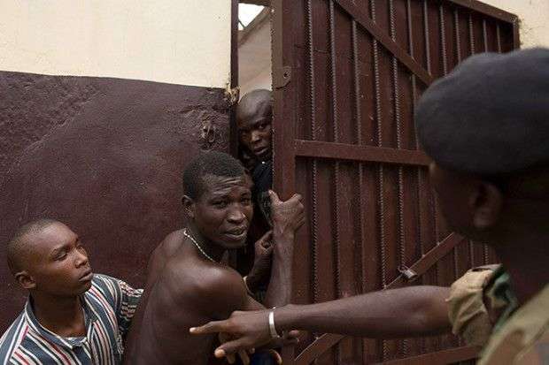 У Нігерії з тюрми втекли дві сотні ув’язнених 
