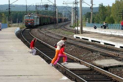 На Київщині на залізничному переїзді потяг збив дівчину