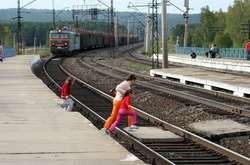 На Київщині на залізничному переїзді потяг збив дівчину